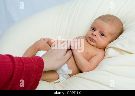 Bébé nouveau-né garçon Joshua Kailas âgés de 20 jours d'Hudson situé dans le fer comme Mère s part ventre coups Banque D'Images