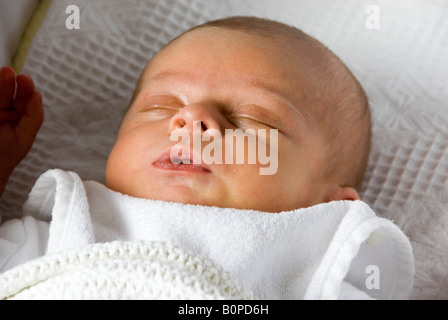 Sleeping Newborn Baby Boy Joshua Kailas âgés de 20 jours à l'Hudson couverture blanche Banque D'Images