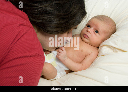 Bébé nouveau-né garçon Joshua Kailas âgés de 20 jours d'Hudson situé dans le fer d'être embrassé par Mère Deborah Waters Banque D'Images
