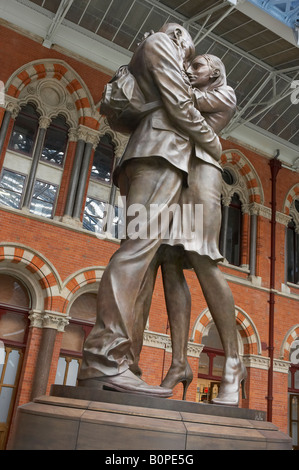 Le LIEU DE RENCONTRE STATUE À LA GARE DE SAINT PANCRAS LONDON ENGLAND Banque D'Images