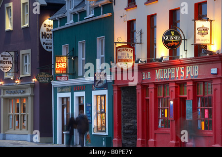 Pubs sur la rue principale à Dingle, comté de Kerry, Irlande Banque D'Images