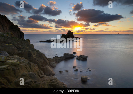 Land's End au crépuscule, Cornwall, England, UK (NR) Banque D'Images