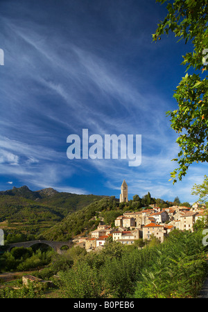 Le village d'Olargues avec le 12e siècle pont sur la rivière Jaur, Haut Languedoc, France Banque D'Images