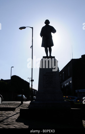 La statue de Joseph Priestley le découvreur de l'oxygène sur le marché de sa ville de naissance Birstall West Yorkshire Banque D'Images