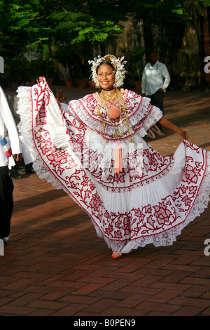 Danseuse folklorique de Panama portant une Pollera. Banque D'Images