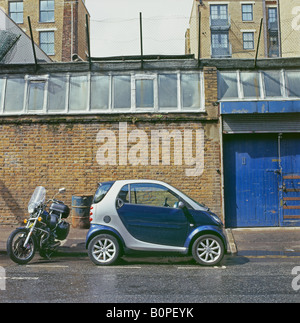 Une voiture Smart garée dans la rue par des entrepôts de Shoreditch, London, England UK KATHY DEWITT Banque D'Images