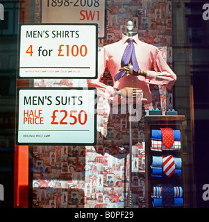 Vente de vêtements d'avis dans une vitrine London, England UK KATHY DEWITT Banque D'Images