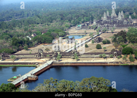 Vue aérienne d'Angkor Wat et ses douves construit par Suryavarman 2e il y a 1000 ans la civilisation Kmer - plus grand temple dans le monde Banque D'Images