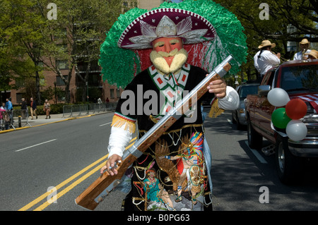 Les Américains d'origine mexicaine mars dans la Parade de Cinco de Mayo à New York Banque D'Images