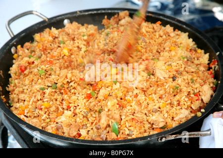 Pot avec le riz et le poulet dans un plat traditionnel de la cuisine panaméenne Banque D'Images