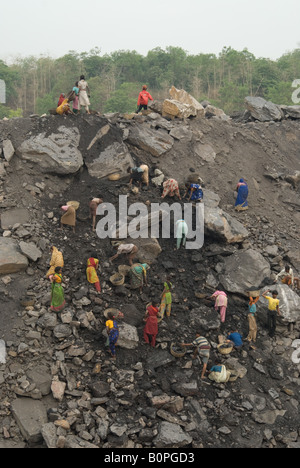 Mineurs lllegal décaper les morts-terrains astuce pour le charbon près de Dhanbad, les mines de charbon de l'Inde capitale. Banque D'Images