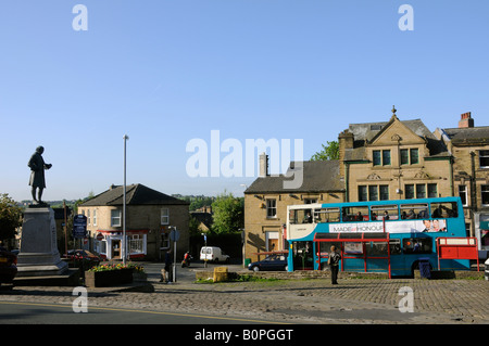 La statue de Joseph Priestley le découvreur de l'oxygène sur le marché de sa ville de naissance Birstall West Yorkshire Banque D'Images