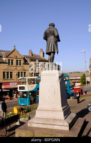 La statue de Joseph Priestley le découvreur de l'oxygène sur le marché de sa ville de naissance Birstall West Yorkshire Banque D'Images