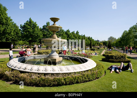 Les personnes se trouvant à une fontaine à Regents Park Londres Uk Europe Banque D'Images