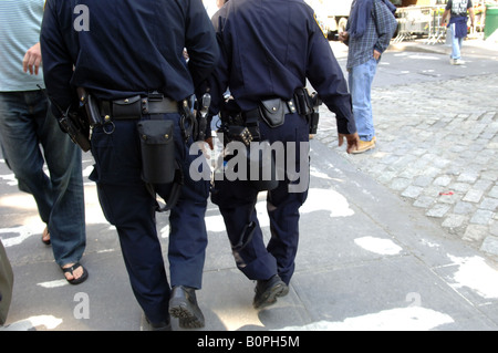 Officiers de NYPD à pied près de Union Square Park, à New York, transportant l'équipement considérable sur la ceinture Banque D'Images