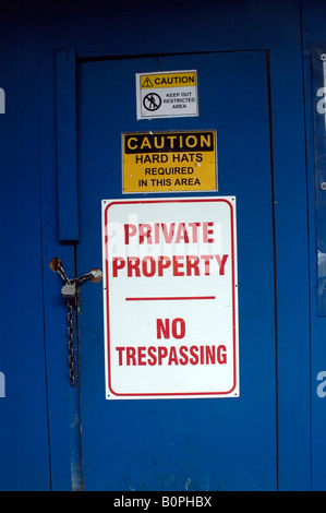 Différents signes sur un site de construction à New York Banque D'Images