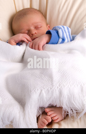 Sleeping Newborn Baby Boy Joshua Kailas âgés de 20 jours et d'Hudson couverture blanche Banque D'Images