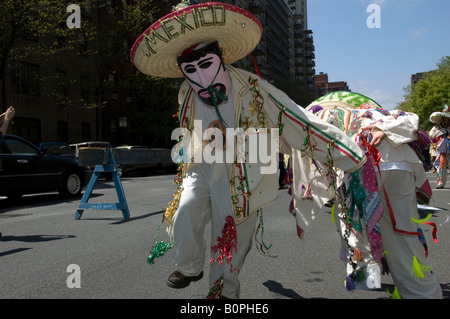 Les Américains d'origine mexicaine mars dans la Parade de Cinco de Mayo à New York Banque D'Images