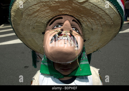 Les Américains d'origine mexicaine mars dans la Parade de Cinco de Mayo à New York Banque D'Images