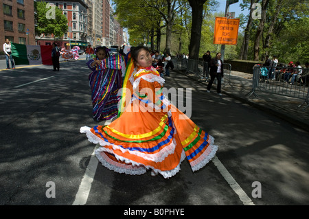 Les Américains d'origine mexicaine mars dans la Parade de Cinco de Mayo à New York Banque D'Images