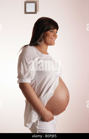 Semaine 36 adolescentes enceintes femme montrant son estomac exposés . Banque D'Images