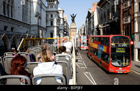 Point de vue d'un Open Top Bus touristique conduire sur Fleet Street London UK Europe Banque D'Images