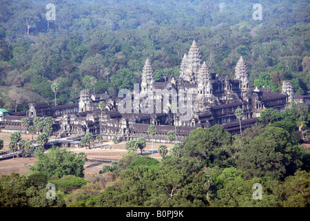 Vue aérienne d'Angkor Wat et ses douves construit par Suryavarman 2e il y a 1000 ans la civilisation Kmer - plus grand temple dans le monde Banque D'Images