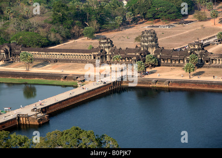 Vue aérienne d'Angkor Wat et ses douves construit par Suryavarman 2e il y a 1000 ans la civilisation Kmer - plus grand temple dans le monde Banque D'Images
