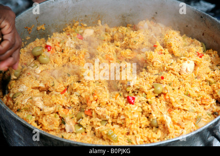 Pot avec le riz et le poulet dans un plat traditionnel de la cuisine panaméenne Banque D'Images