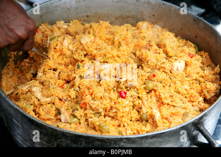 Pot avec le riz et le poulet dans un plat traditionnel de la cuisine panaméenne Banque D'Images