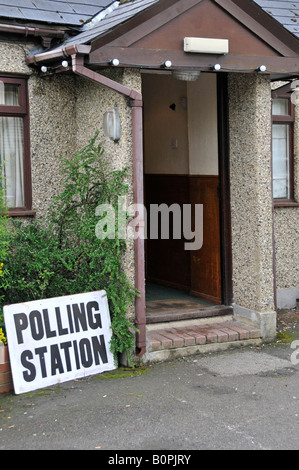 Bureau de vote affiche à l'extérieur entrée de village hall Banque D'Images