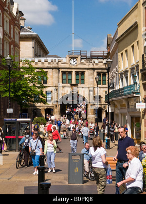 High street, Lincoln, UK avec Stonebow Gate dans l'arrière-plan Banque D'Images