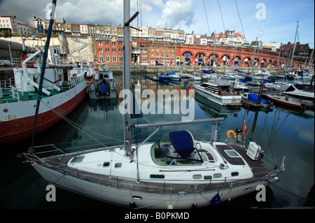 Tourné à grand angle de bateaux amarrés dans Ramasgate Marina Banque D'Images