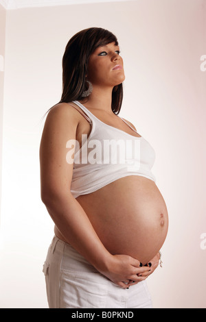Semaine 36 adolescentes enceintes femme tenant son estomac exposés . Banque D'Images