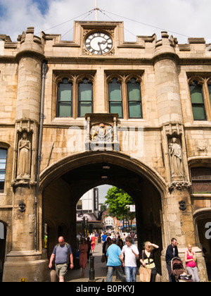 Les gens sous l'ancienne ville Stonebow Gate et Guildhall dans High Street, Lincoln, Angleterre, RU Banque D'Images