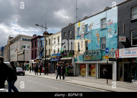 Camden Town course sur route avec des magasins, Londres Banque D'Images