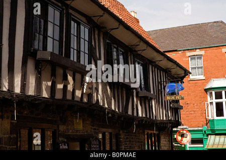 UK Angleterre Lincolnshire Grantham Swinegate Maison jettied Public Cochon bleu à l'étage supérieur et signe inhabituel Banque D'Images