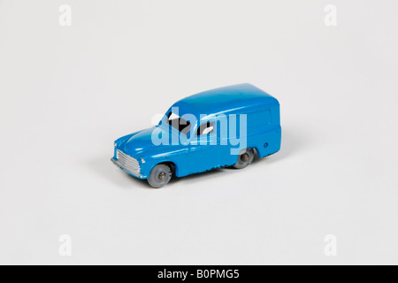 Un van jouet rétro Hornby Dublo Commer bleu sur fond blanc Banque D'Images