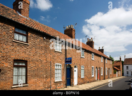 UK Angleterre Lincolnshire Grantham Bluegate terrasse de maisons menant à Castlegate Banque D'Images