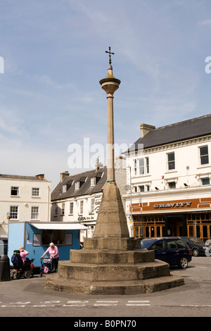 UK Angleterre Lincolnshire Grantham Place du marché marché antique première Croix érigée par Grey Friars au 13ème siècle Banque D'Images