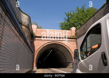 White van entrant dans le Surrey du tunnel routier Rotherhithe, Londres