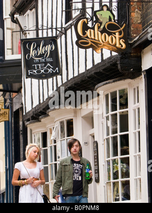Les touristes en descendant la colline raide à Lincoln au-delà d'un salon de thé traditionnel shop England UK Banque D'Images