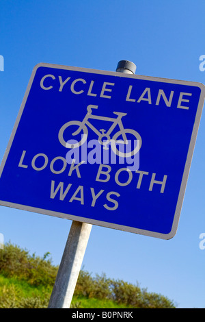 Voie cyclable signe sur un chemin cycle britannique avec ciel bleu derrière Banque D'Images