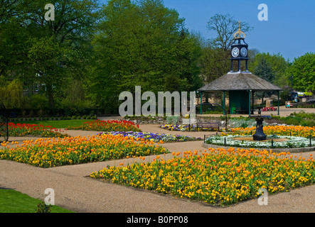 Avis de fleurs et tour de l'horloge dans le hall Leys Park Matlock Derbyshire Peak District England UK Banque D'Images