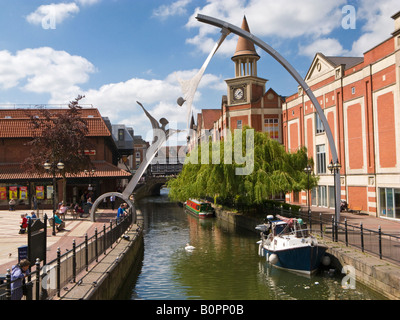 Lincoln, Royaume-Uni - River Witham et la sculpture Empowerment dans le centre-ville de Lincoln, quartier Waterside, Angleterre, Royaume-Uni Banque D'Images