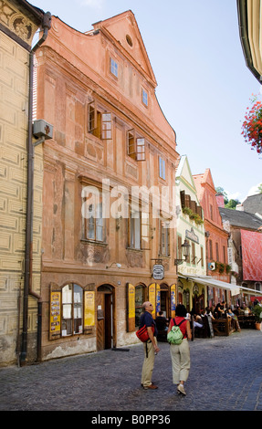 Les gens qui marchent dans les vieilles rues pavées de Cesky Krumlov République Tchèque Banque D'Images