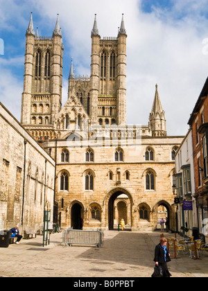 La porte de l'Échiquier et la cathédrale de Lincoln, Lincoln city, England, UK Banque D'Images