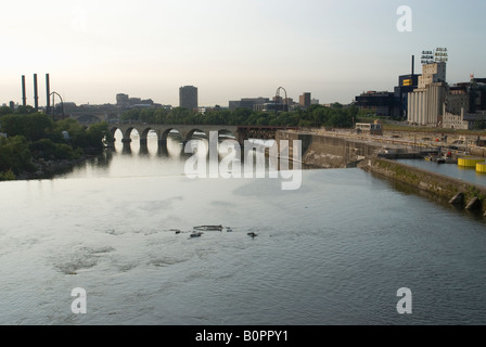 Une vue sur Stone Arch Bridge, Mill City Museum et le Guthrie Theater de Minneapolis le long de la rive, prises à partir de l'Avenue centrale à l'Est Banque D'Images