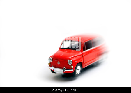 Modèle de petite voiture rouge sur fond blanc Banque D'Images