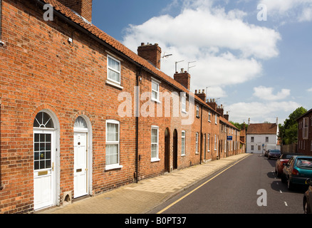 UK Angleterre Lincolnshire Grantham Bluegate terrasse de maisons menant à Castlegate Banque D'Images